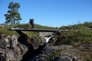 Überqueren der Brücke ohne Geländer