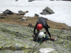 Mama-Support: Kleinkind und Mutter klettern einen Felsen hinauf