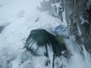 Provisorisches Biwak-Zelt im Schneesturm