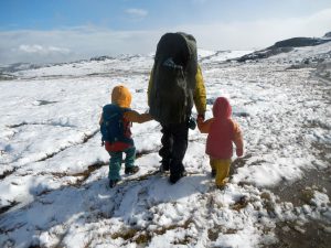 Wandern mit Kindern durch eine wundervolle norwegische Schneewelt im Sonnenschein