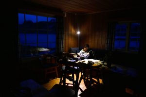 Unglaublich gemütliche Abendstimmung in der Berghütte vor einem Panoramafenster